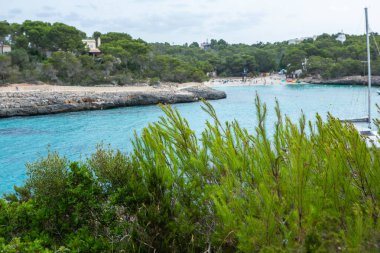 Yaz yolculuğu geçmişi. Egzotik tropik plaj adası, cennet kıyısı. Palmiye ağaçları, beyaz kum, inanılmaz gökyüzü okyanus gölü. Fantastik güzel doğa manzarası, güneşli bir gün ilham verici bir tatil.