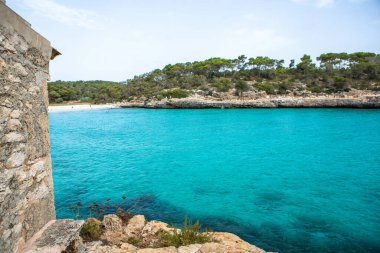 Güzel gün batımı plaj manzarası, egzotik tropik ada doğası, mavi deniz suyu, okyanus dalgaları, renkli kırmızı gökyüzü, Mallorca, İspanya 'da yaz tatili