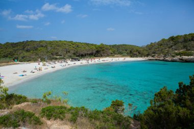 Güzel gün batımı plaj manzarası, egzotik tropik ada doğası, mavi deniz suyu, okyanus dalgaları, renkli kırmızı gökyüzü, Mallorca, İspanya 'da yaz tatili