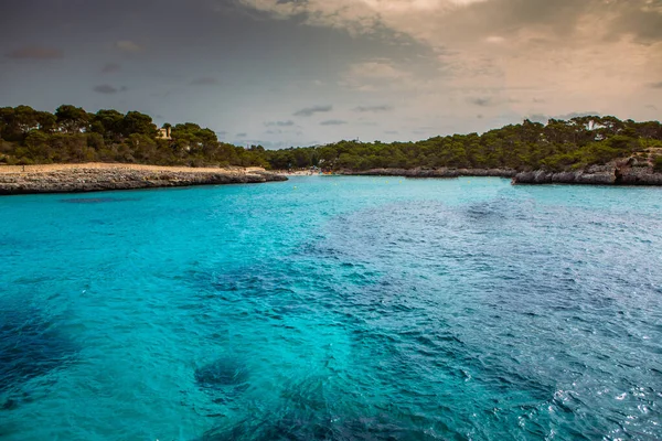 美丽的日落海滩风景 奇异的热带岛屿自然 蓝色海水 五彩斑斓的黄色天空 西班牙马略卡岛的暑假 — 图库照片
