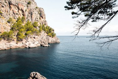 Torrent de Pareis Sa Calobra Mallorca, İspanya. Güzel gün batımı plaj manzarası, egzotik tropik ada doğası, mavi deniz suyu, okyanus dalgaları, yaz tatili