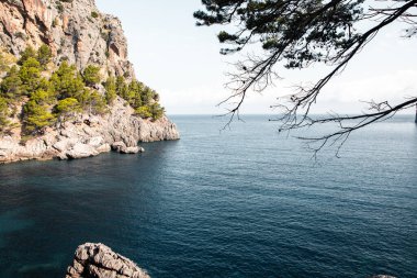 Torrent de Pareis Sa Calobra Mallorca, İspanya. Güzel gün batımı plaj manzarası, egzotik tropik ada doğası, mavi deniz suyu, okyanus dalgaları, yaz tatili