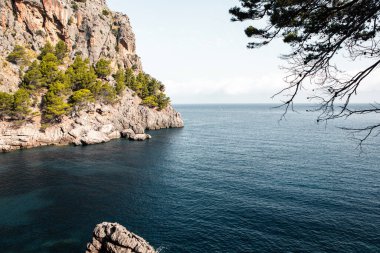 Torrent de Pareis Sa Calobra Mallorca, İspanya. Güzel gün batımı plaj manzarası, egzotik tropik ada doğası, mavi deniz suyu, okyanus dalgaları, yaz tatili