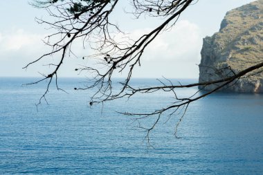 Torrent de Pareis Sa Calobra Mallorca, İspanya. Güzel gün batımı plaj manzarası, egzotik tropik ada doğası, mavi deniz suyu, okyanus dalgaları, yaz tatili