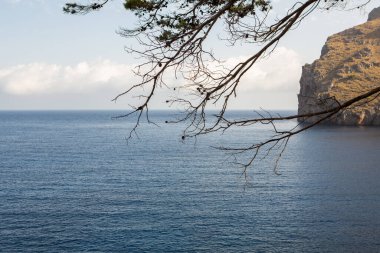 Torrent de Pareis Sa Calobra Mallorca, İspanya. Güzel gün batımı plaj manzarası, egzotik tropik ada doğası, mavi deniz suyu, okyanus dalgaları, yaz tatili