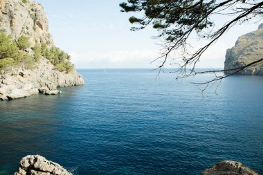 Torrent de Pareis Sa Calobra Mallorca, İspanya. Güzel gün batımı plaj manzarası, egzotik tropik ada doğası, mavi deniz suyu, okyanus dalgaları, yaz tatili