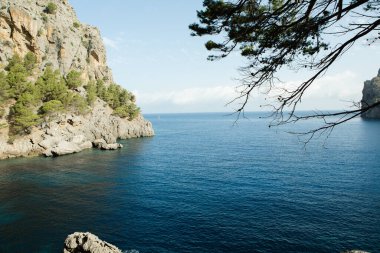 Torrent de Pareis Sa Calobra Mallorca, İspanya. Güzel gün batımı plaj manzarası, egzotik tropik ada doğası, mavi deniz suyu, okyanus dalgaları, yaz tatili