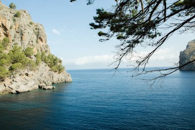 Torrent de Pareis Sa Calobra Mallorca, İspanya. Güzel gün batımı plaj manzarası, egzotik tropik ada doğası, mavi deniz suyu, okyanus dalgaları, yaz tatili