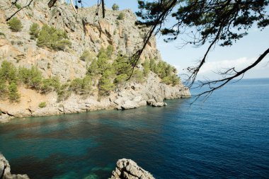 Torrent de Pareis Sa Calobra Mallorca, İspanya. Güzel gün batımı plaj manzarası, egzotik tropik ada doğası, mavi deniz suyu, okyanus dalgaları, yaz tatili