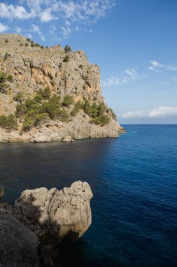 Torrent de Pareis Sa Calobra Mallorca, İspanya. Güzel gün batımı plaj manzarası, egzotik tropik ada doğası, mavi deniz suyu, okyanus dalgaları, yaz tatili