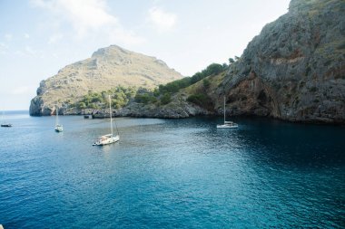 Torrent de Pareis Sa Calobra Mallorca, İspanya. Güzel gün batımı plaj manzarası, egzotik tropik ada doğası, mavi deniz suyu, okyanus dalgaları, yaz tatili
