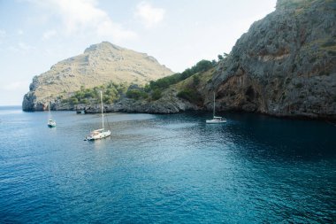 Torrent de Pareis Sa Calobra Mallorca, İspanya. Güzel gün batımı plaj manzarası, egzotik tropik ada doğası, mavi deniz suyu, okyanus dalgaları, yaz tatili