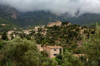 İspanyol tarzı Deia Majorca ya da Mallorca adasının Eski Kasabası 'ndaki bir ortaçağ sokağı manzarası