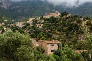 İspanyol tarzı Deia Majorca ya da Mallorca adasının Eski Kasabası 'ndaki bir ortaçağ sokağı manzarası