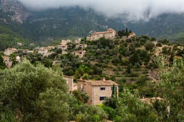 İspanyol tarzı Deia Majorca ya da Mallorca adasının Eski Kasabası 'ndaki bir ortaçağ sokağı manzarası
