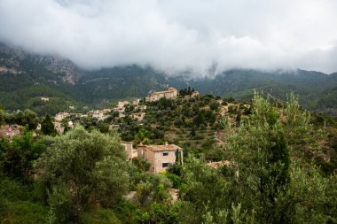 İspanyol tarzı Deia Majorca ya da Mallorca adasının Eski Kasabası 'ndaki bir ortaçağ sokağı manzarası
