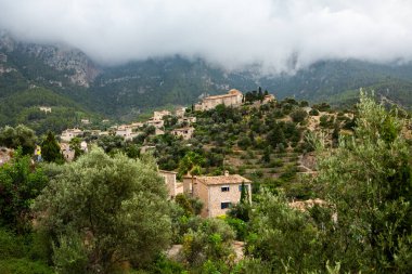 İspanyol tarzı Deia Majorca ya da Mallorca adasının Eski Kasabası 'ndaki bir ortaçağ sokağı manzarası