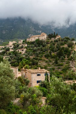 İspanyol tarzı Deia Majorca ya da Mallorca adasının Eski Kasabası 'ndaki bir ortaçağ sokağı manzarası