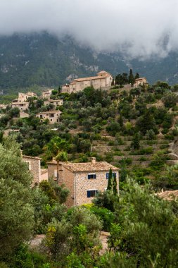 İspanyol tarzı Deia Majorca ya da Mallorca adasının Eski Kasabası 'ndaki bir ortaçağ sokağı manzarası