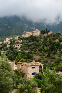 İspanyol tarzı Deia Majorca ya da Mallorca adasının Eski Kasabası 'ndaki bir ortaçağ sokağı manzarası