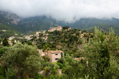 İspanyol tarzı Deia Majorca ya da Mallorca adasının Eski Kasabası 'ndaki bir ortaçağ sokağı manzarası