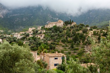 Mallorca 'da Deia adlı resim gibi İspanyol tarzı bir köy.
