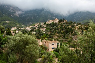 Mallorca 'da Deia adlı resim gibi İspanyol tarzı bir köy.