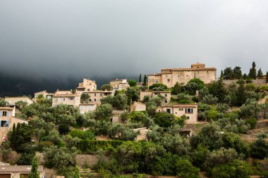 Mallorca 'da Deia adlı resim gibi İspanyol tarzı bir köy.