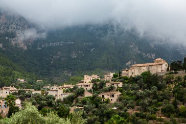 Mallorca 'da Deia adlı resim gibi İspanyol tarzı bir köy.