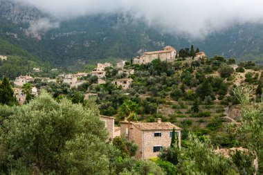 Mallorca 'da Deia adlı resim gibi İspanyol tarzı bir köy.