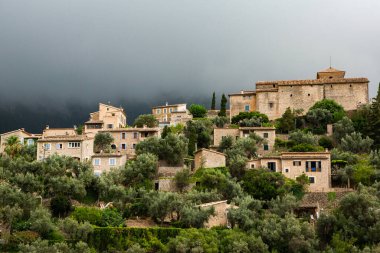Mallorca 'da Deia adlı resim gibi İspanyol tarzı bir köy.