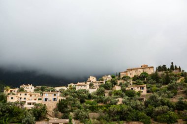 Mallorca 'da Deia adlı resim gibi İspanyol tarzı bir köy.
