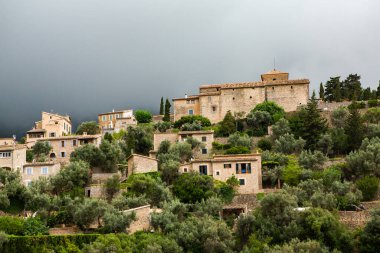 Mallorca 'da Deia adlı resim gibi İspanyol tarzı bir köy.