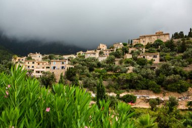 Mallorca 'da Deia adlı resim gibi İspanyol tarzı bir köy.