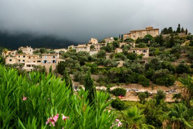 Mallorca 'da Deia adlı resim gibi İspanyol tarzı bir köy.