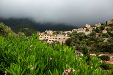 Mallorca 'da Deia adlı resim gibi İspanyol tarzı bir köy.