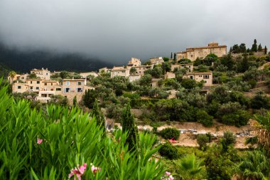 Mallorca 'da Deia adlı resim gibi İspanyol tarzı bir köy.