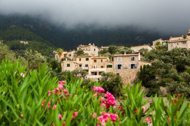 Mallorca 'da Deia adlı resim gibi İspanyol tarzı bir köy.