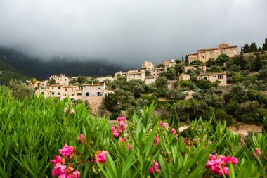Mallorca 'da Deia adlı resim gibi İspanyol tarzı bir köy.