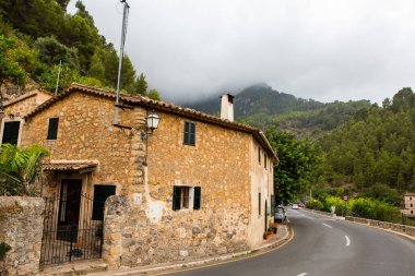 Mallorca 'da Deia adlı resim gibi İspanyol tarzı bir köy.