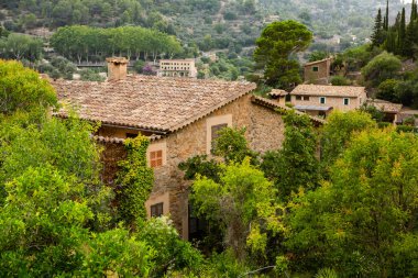 Mallorca 'da Deia adlı resim gibi İspanyol tarzı bir köy.