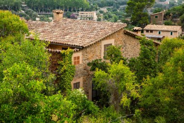 Mallorca 'da Deia adlı resim gibi İspanyol tarzı bir köy.