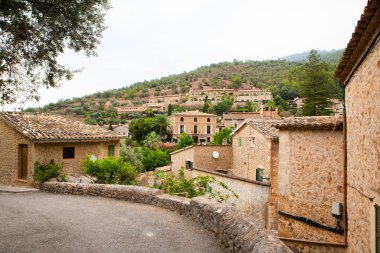 Mallorca 'da Deia adlı resim gibi İspanyol tarzı bir köy.