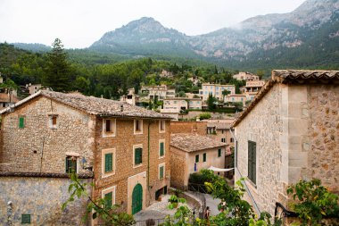 Mallorca 'da Deia adlı resim gibi İspanyol tarzı bir köy.