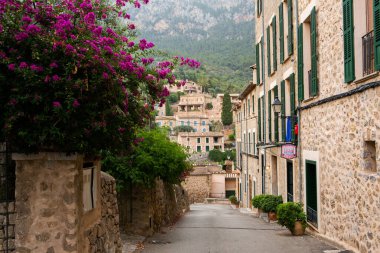 Mallorca 'da Deia adlı resim gibi İspanyol tarzı bir köy.