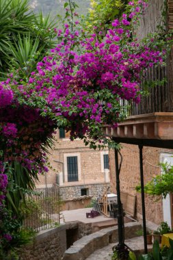 Mallorca 'da Deia adlı resim gibi İspanyol tarzı bir köy.