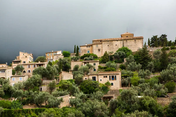 马略卡岛风景如画的西班牙风格的Deia村 — 图库照片