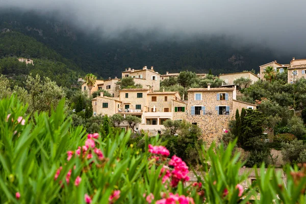 Mallorca 'da Deia adlı resim gibi İspanyol tarzı bir köy.