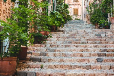 İspanyol tarzı Fornalutx, Mayorka ya da Mallorca adasının Eski Kasabası 'nda bir ortaçağ sokağı manzarası