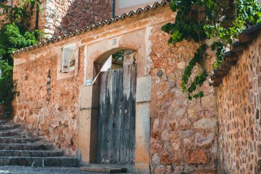 İspanyol tarzı Fornalutx, Mayorka ya da Mallorca adasının Eski Kasabası 'nda bir ortaçağ sokağı manzarası